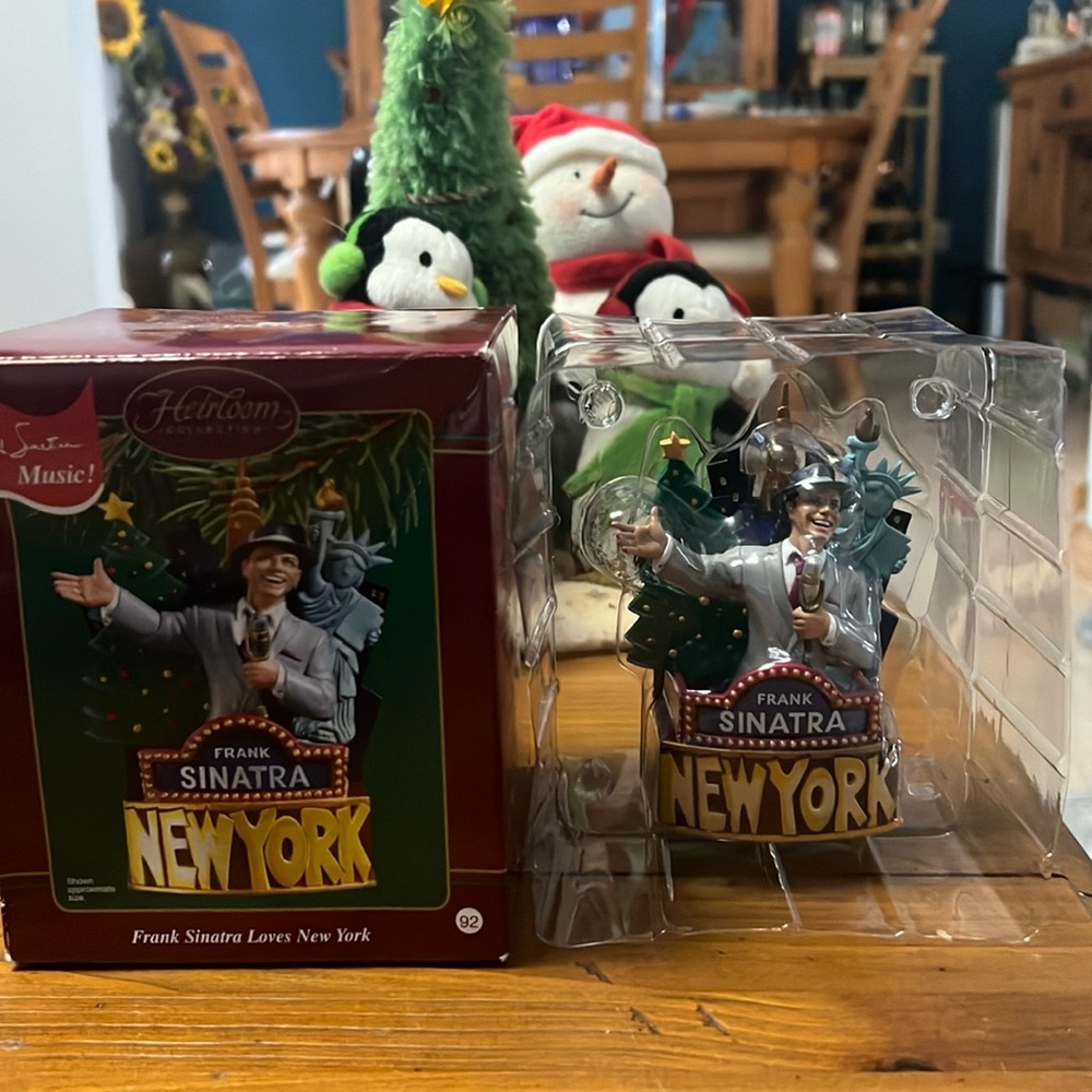 Frank Sinatra Loves New York ornament. New in box!